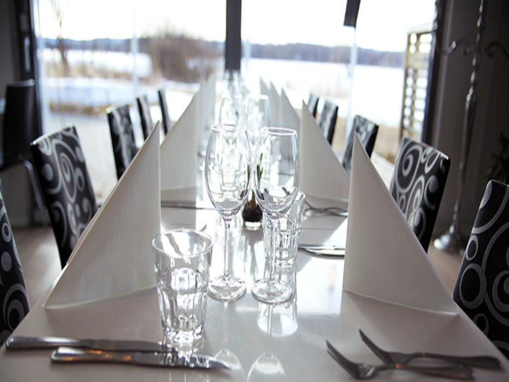 Hasse Pa Sjoekanten Hotell & Restaurang 延雪平 外观 照片
