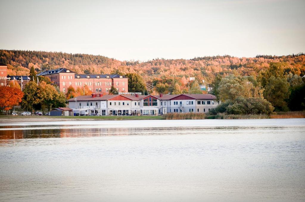 Hasse Pa Sjoekanten Hotell & Restaurang 延雪平 外观 照片